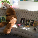 Blick ins Bilderbuch-Café mit lesendem Teddybär auf dem Sofa.