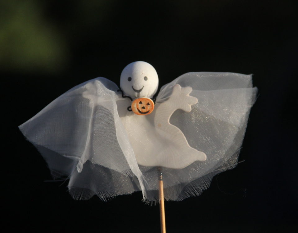 Kleines Gespenst mit Halloween Kürbis