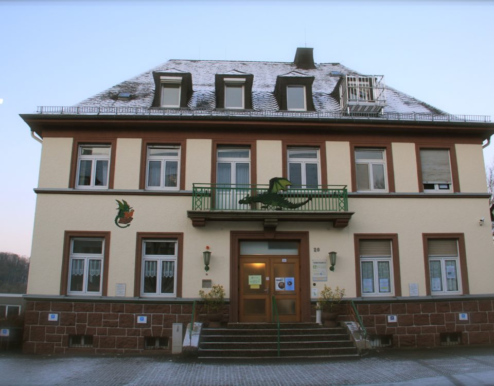 Bibliotheksfront im Winter (Foto: Bonacker)