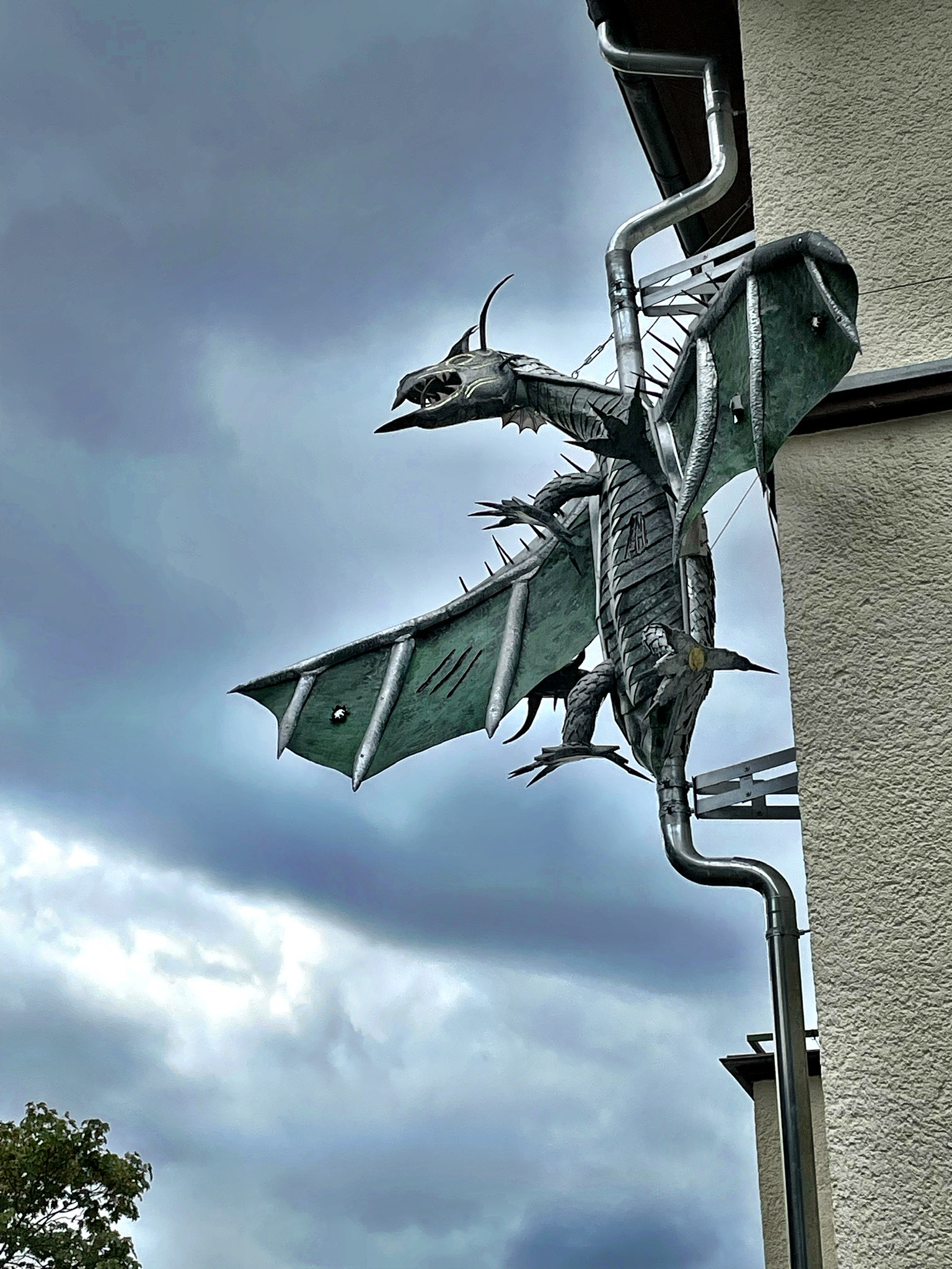 Metalldrache am Haus der Phant. Bibliothek