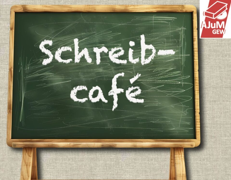 Alte grüne Schultafel mit großer weißer Kreideschrift, die das Schreib-Café ankündigt.