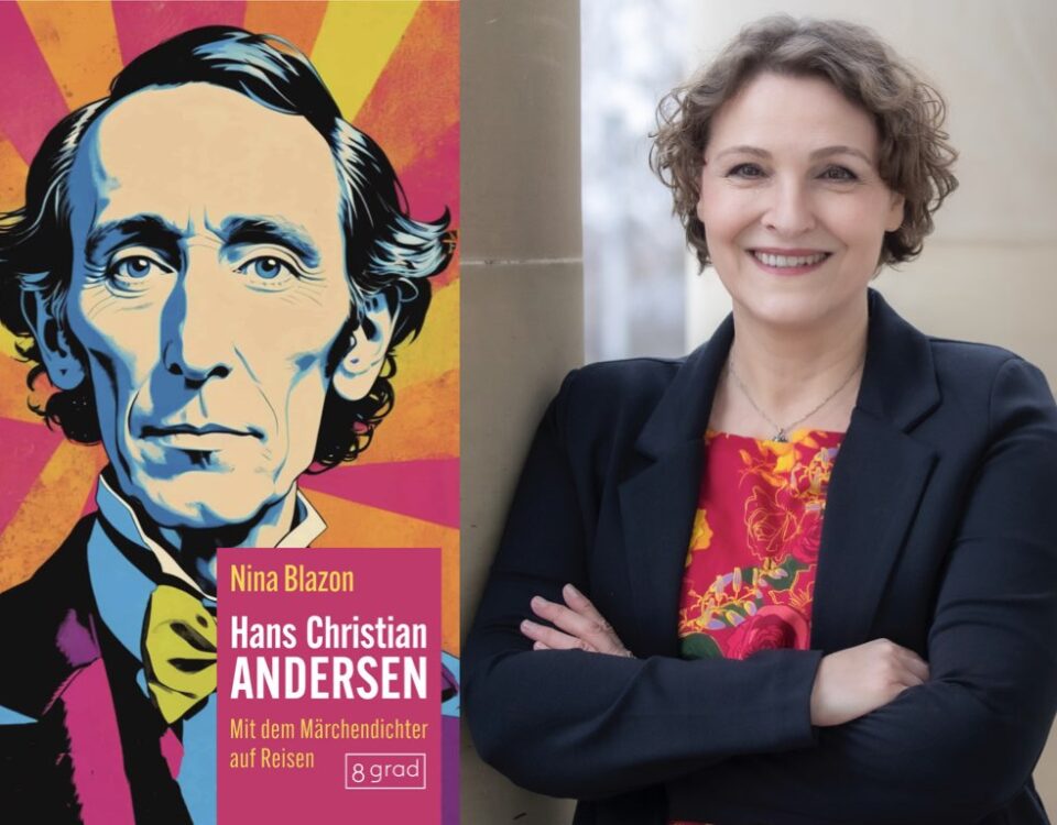 Rechts neben dem Cover der Biographie von Hans Christian Andersen ist das farblich abgestimmte Porträtfoto der Autorin Nina Blazon zu sehen.