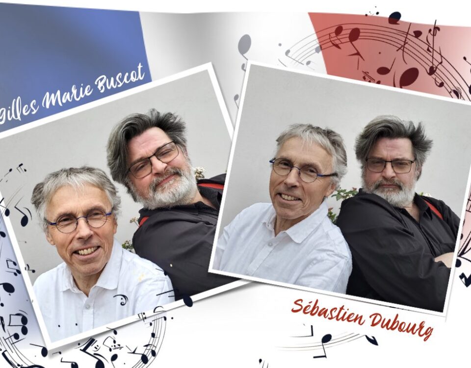 Zwei weiß gerahmte Fotos bilden die sympathischen französischen Künstler Gilles Marie Buscot und Sébastien Dubourg vor der französischen Flagge ab.