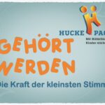 Der orangefarbene Schriftzug "GEHÖRT WERDEN" verweist auf die pädagogische Tagung mit dem Untertitel "Die Kraft der kleinsten Stimme" anlässlich der Verleihung des HUCKEPACK Bilderbuchpreises.