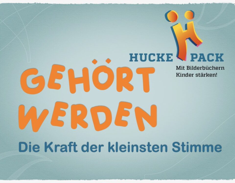 Der orangefarbene Schriftzug "GEHÖRT WERDEN" verweist auf die pädagogische Tagung mit dem Untertitel "Die Kraft der kleinsten Stimme" anlässlich der Verleihung des HUCKEPACK Bilderbuchpreises.